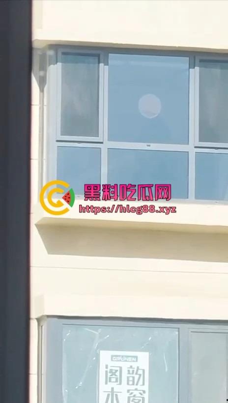 河北老铁偷拍邻居巨乳少妇全裸拖地，奶子甩得跟钟摆似的骚得邪乎，这贱货啥怪癖非要光腚擦地板？-13