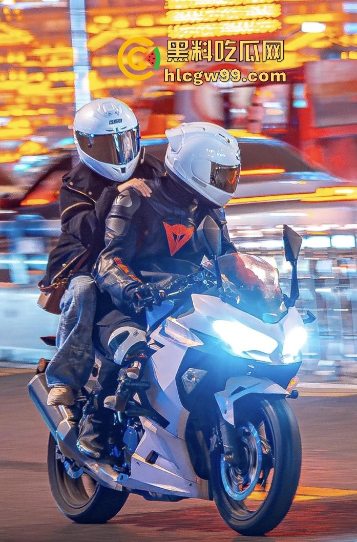 重庆22岁摩托博主【蓄意喵喵拳】抬头骑摩托玩命秀逆行甩头，受伤住院还水滴筹，这波操作真是秀到飞起！-9