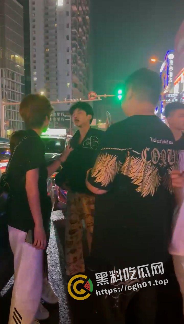 抖音网红【李金帅】街头惹事被暴打 恶人自有恶人磨 这下不嚣张了-9