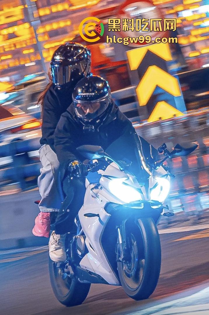 重庆22岁摩托博主【蓄意喵喵拳】抬头骑摩托玩命秀逆行甩头，受伤住院还水滴筹，这波操作真是秀到飞起！-12