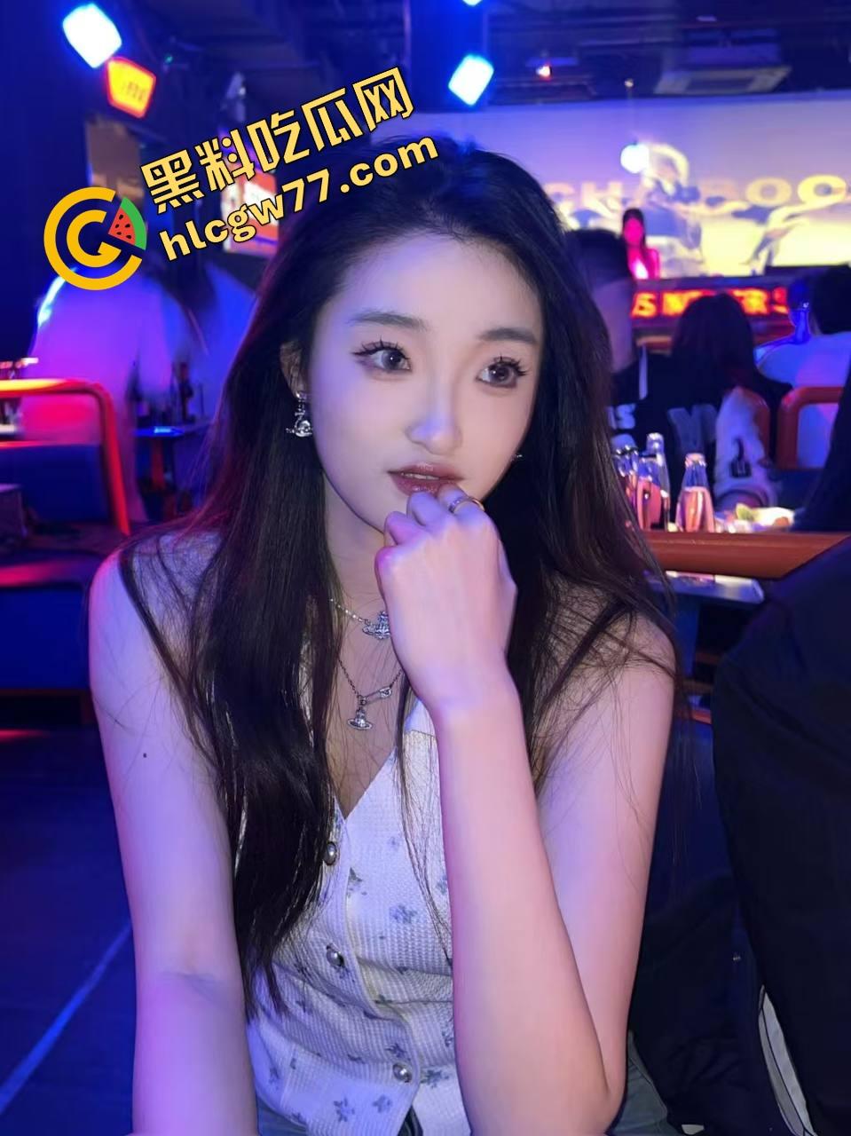 无锡高三骚妹毕业即开约，粉鲍粉嫩情趣内衣勾金主爆插，自慰片拍到手机存储报警！-7