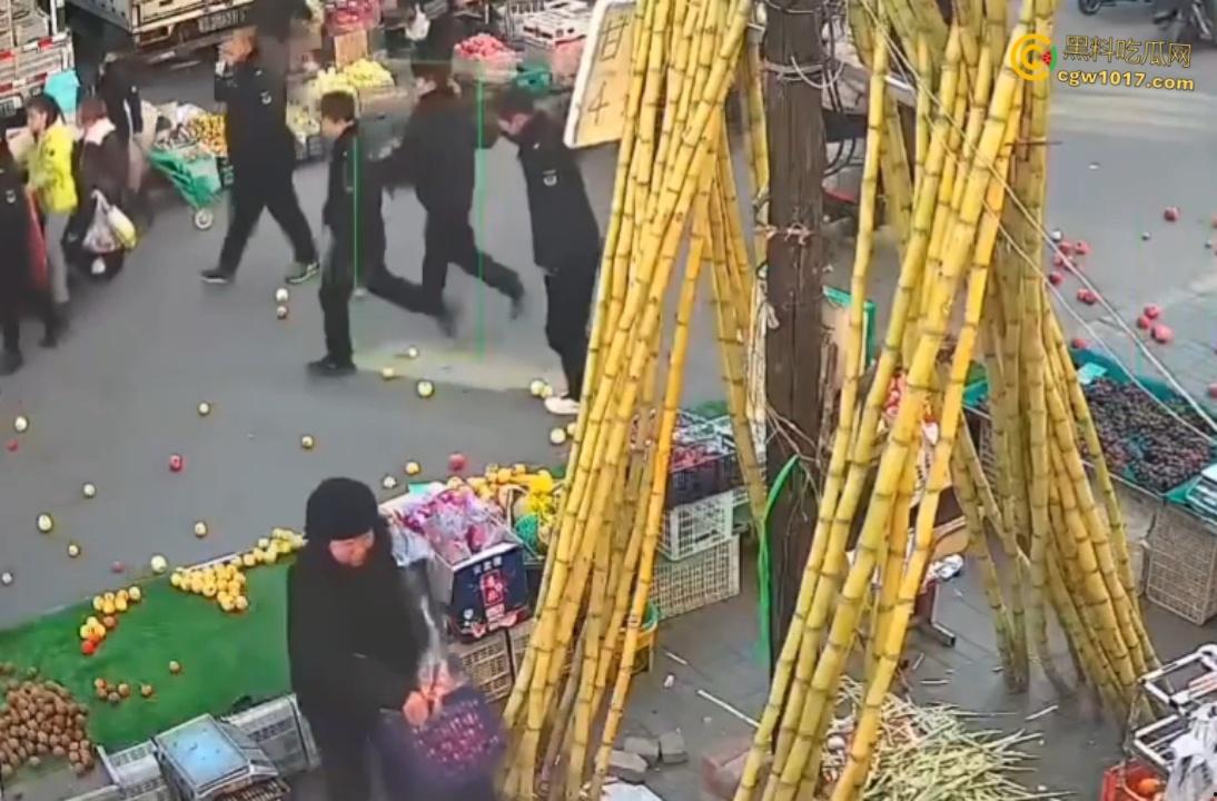 辽宁丹东城管暴力执法，多次提醒水果摊占用道路，直接掀翻小贩苦苦求饶，摊位瞬间空荡，这活该占道太解气了啊！-7