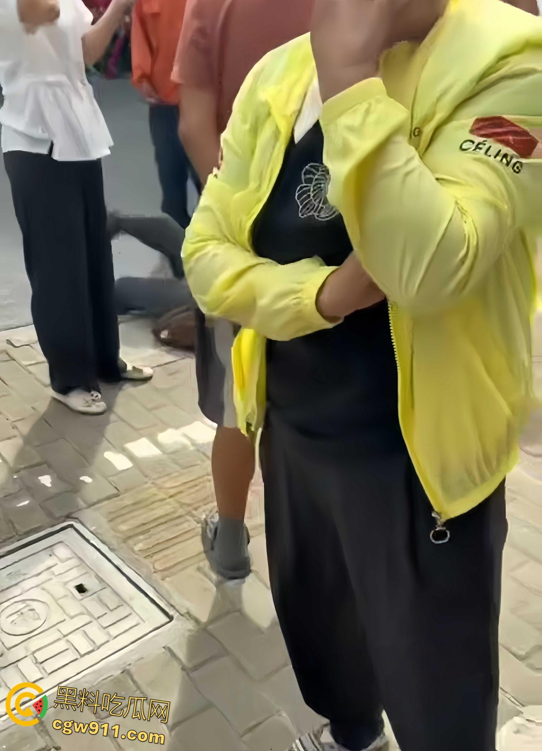 上海一女子路边停车,被老人推着板车刮了车衣,本想简单沟通,却不料老太太突然倒地撒泼打滚 !-3