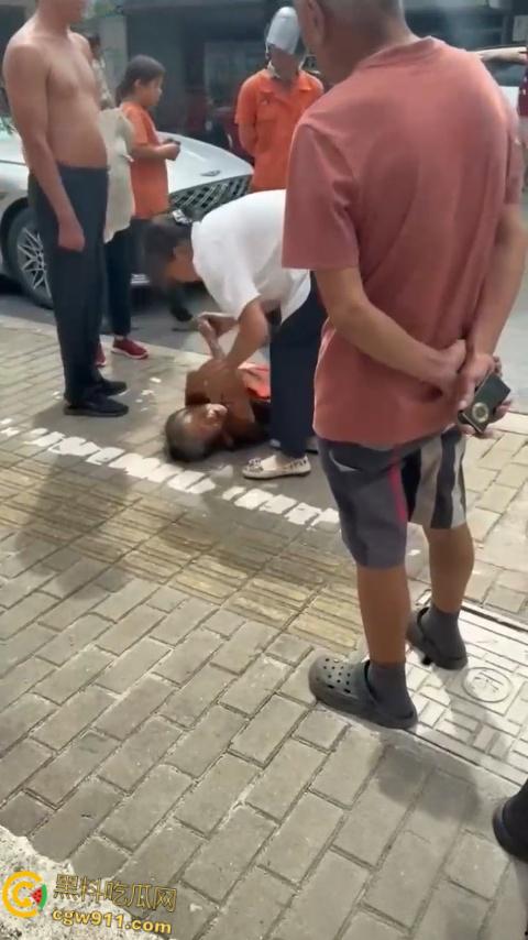 上海一女子路边停车,被老人推着板车刮了车衣,本想简单沟通,却不料老太太突然倒地撒泼打滚 !-6