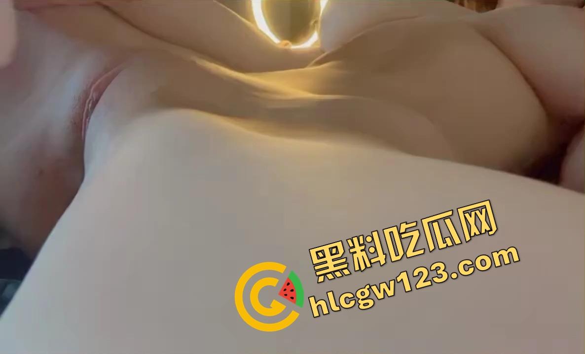 紧致干净的白虎逼，配上又肥又翘的大屁股，像是老天专门拿来装鸡巴用的，你说你忍得住？-6