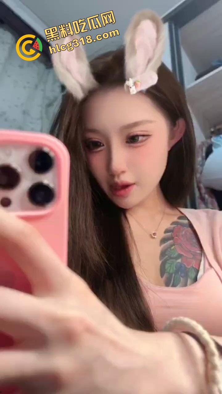 抖音精神小妹『讨厌坏男人』舌钉反差母狗嘴上说不要吐舌头，身上纹满背与胸，男人看了都忍不住！-7