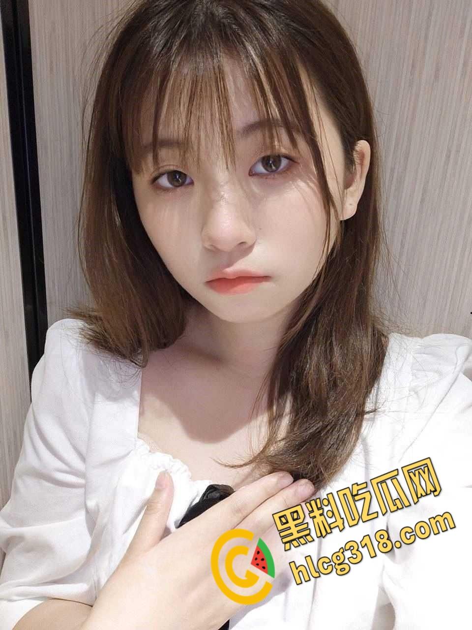 厦门华侨大学【曾潇】反差学生妹，吸舔榨精口活超棒，落地窗前粉嫩小穴被玩喷，饥渴难耐的样子真淫荡！-1