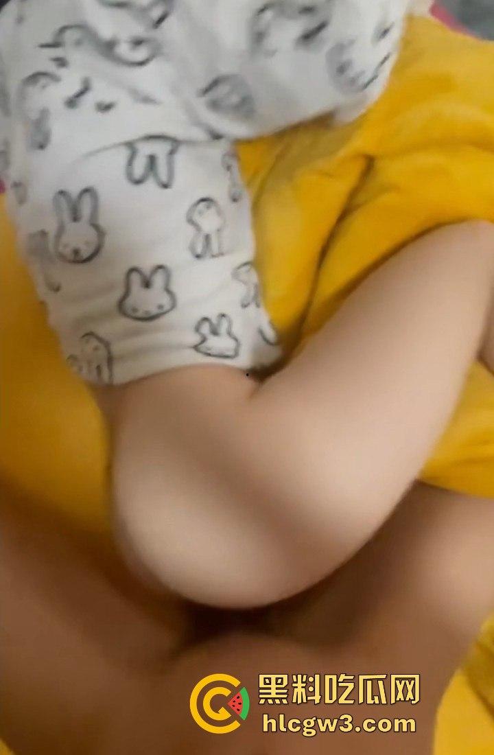 瓜友投稿前女友骚成母狗!吃鸡巴还刷手机,这骚货把贱劲儿发挥到极致!-3