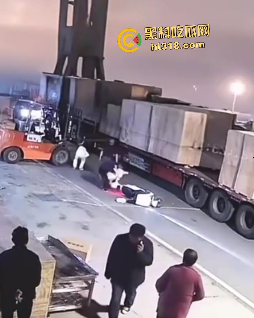 厂内精神小伙耍帅飙电动车遭叉车爆头，撞飞断颈抽搐，几秒后又来第二人紧跟送命！-2