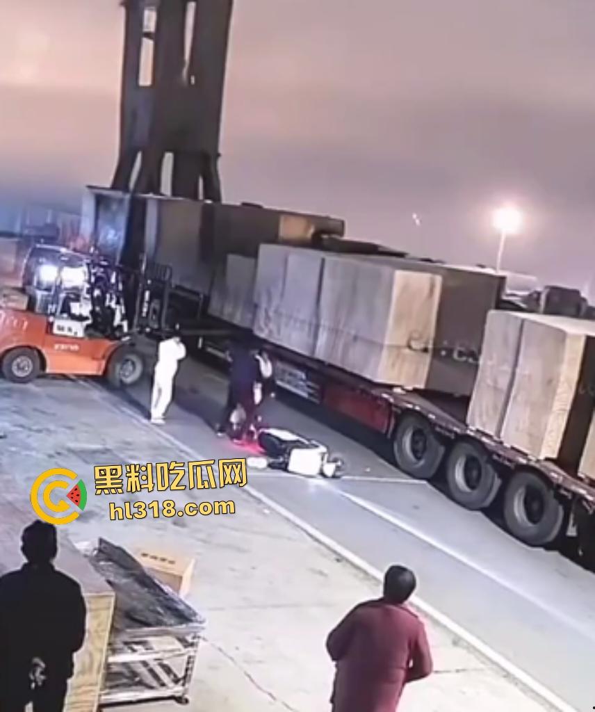 厂内精神小伙耍帅飙电动车遭叉车爆头，撞飞断颈抽搐，几秒后又来第二人紧跟送命！-3