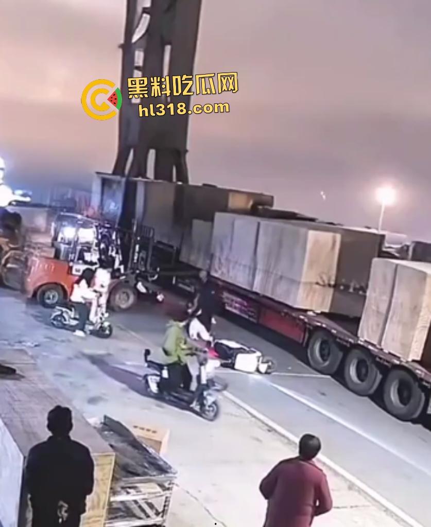 厂内精神小伙耍帅飙电动车遭叉车爆头，撞飞断颈抽搐，几秒后又来第二人紧跟送命！-5