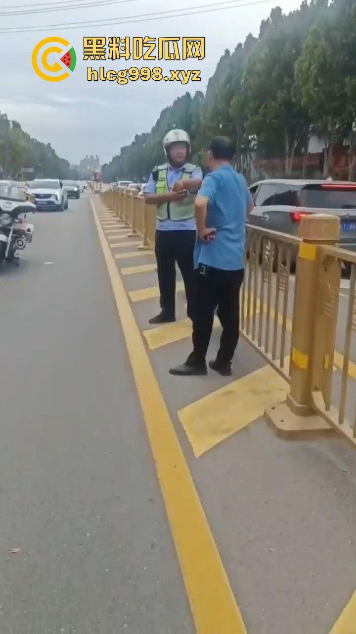 山东滕州男子当街暴揍交警！因不满罚款，上去直接开干！-2