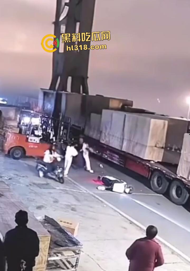 厂内精神小伙耍帅飙电动车遭叉车爆头，撞飞断颈抽搐，几秒后又来第二人紧跟送命！-6