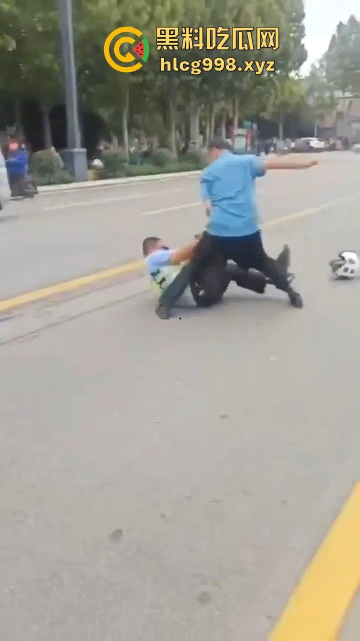 山东滕州男子当街暴揍交警！因不满罚款，上去直接开干！-4