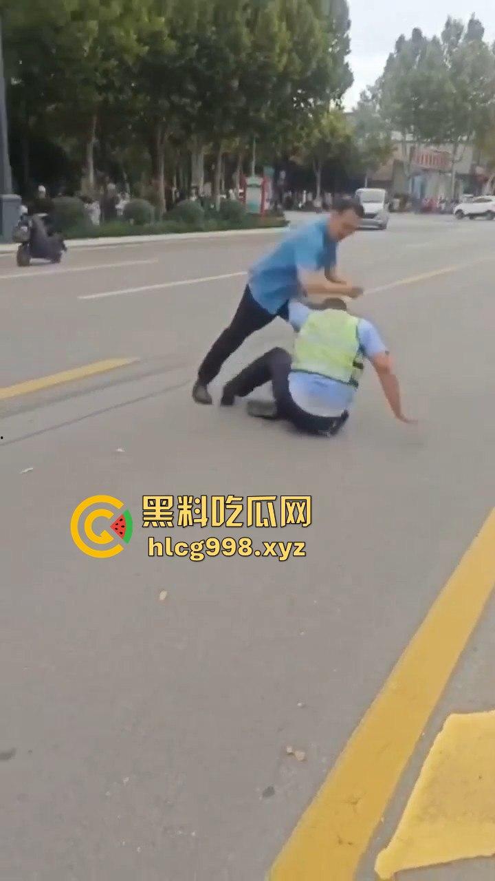 山东滕州男子当街暴揍交警！因不满罚款，上去直接开干！-11