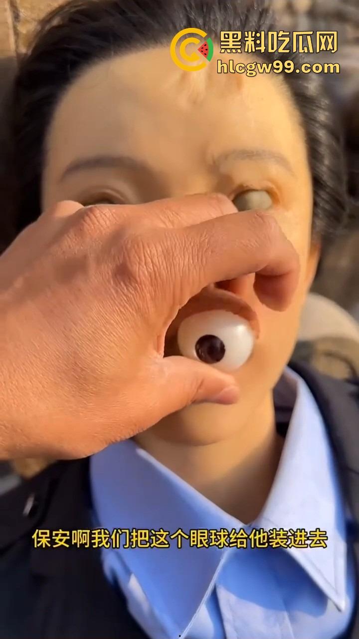 高手在民间！牛人自制毛巾纸人娃娃，硅胶保安娃娃眼珠子都吓掉了，兄弟你能不能整点阳间的玩意儿？-7