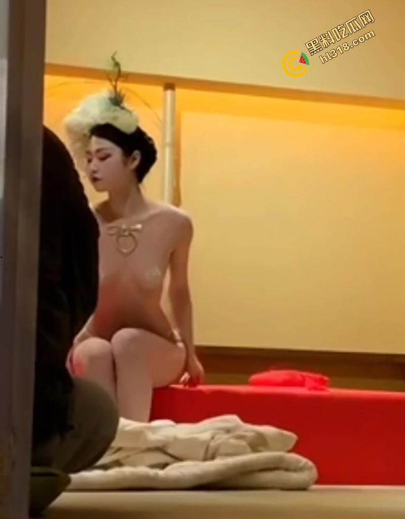 富商品鉴日本特色人体寿司偷拍视频流出，艺妓美女优雅褪下和服，露出白嫩肉体，秀色可餐！-2