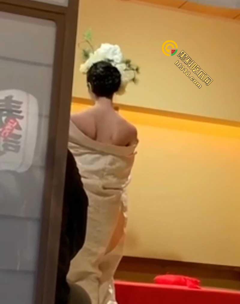 富商品鉴日本特色人体寿司偷拍视频流出，艺妓美女优雅褪下和服，露出白嫩肉体，秀色可餐！-5