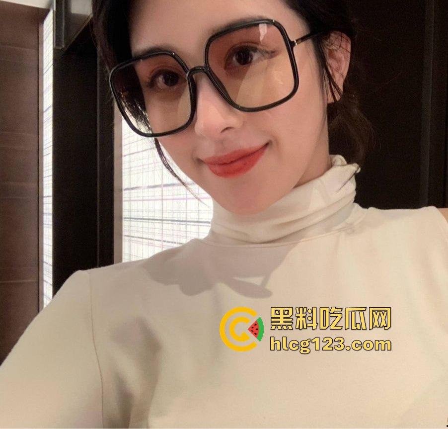 广州轻工学院王瑶琴打飞机手法堪比技师!黑丝情趣内衣边干的浪叫,爽得让人眼红!-1