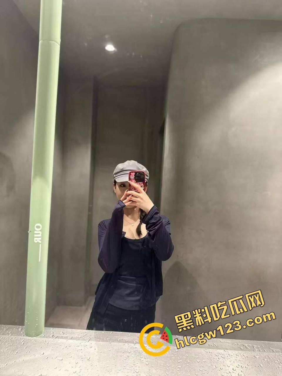 青岛女神【吴雯】表面名媛，私下跪舔金主深喉泪崩，她的喉咙比逼还紧，跪舔的模样比站着还贱！-6