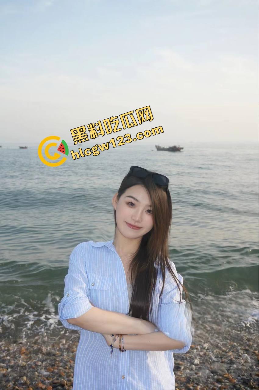 青岛女神【吴雯】表面名媛，私下跪舔金主深喉泪崩，她的喉咙比逼还紧，跪舔的模样比站着还贱！-9