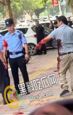 真男人只用拳头解决问题，河北石家庄赞皇街头上演两男子肉搏战 白衣男子被打得血都喷出来了还能再战-6