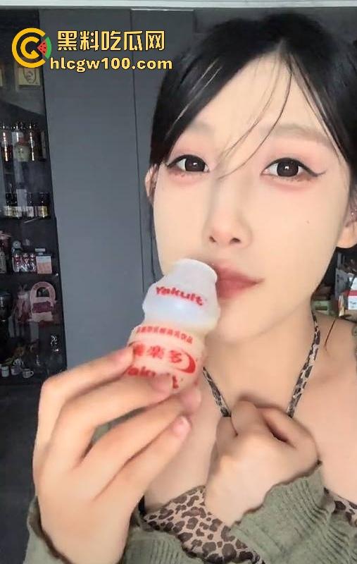 抖音反差母狗【王圆圆】骚气舞蹈视频流出，蕾丝透明装扭的真骚。-3