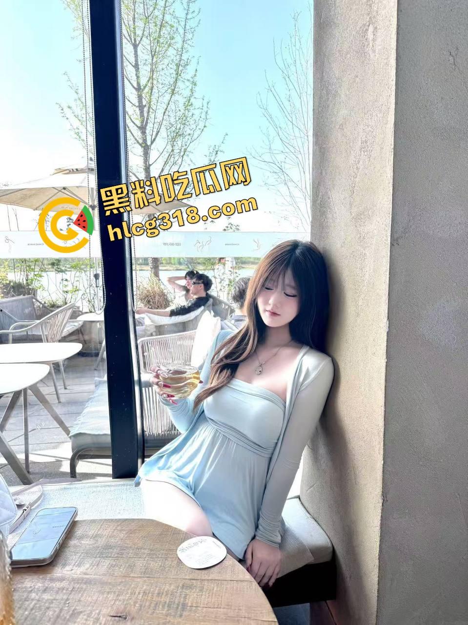 四个骚货互舔互抠开淫趴，四人舌吻湿成一片，鲍鱼对鲍鱼口水拉丝舔到崩溃，黏液四溅我选开胶！-5