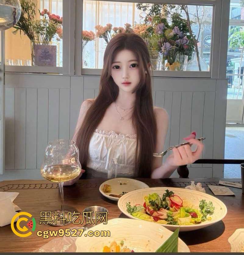 上海工商学院【刘亚雯】被金主爆操视频流出！情趣女仆装开档丝袜，后入狂野花式做爱，反差的极致魅惑！-6