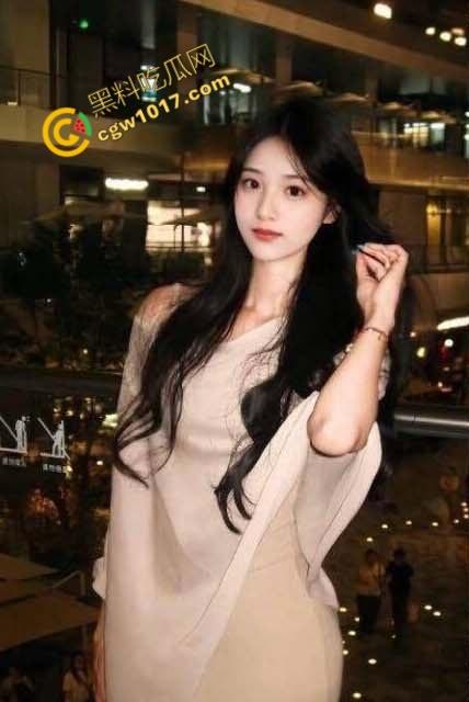 海角大神爆操水嫩乖女儿：当着女儿闺蜜内射了她，父女惊心动魄的凌晨契合，亲情乱伦，欲望再燃-1