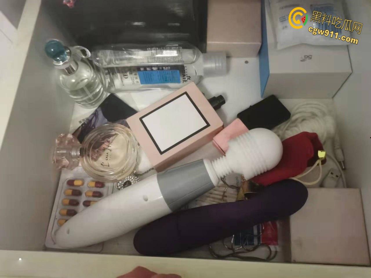 陕西师范大学【王萌萌】，被大叔pua微信调教，狗链乳环户外露出，穿上情趣内衣被花样猛操嫩穴 ！-5