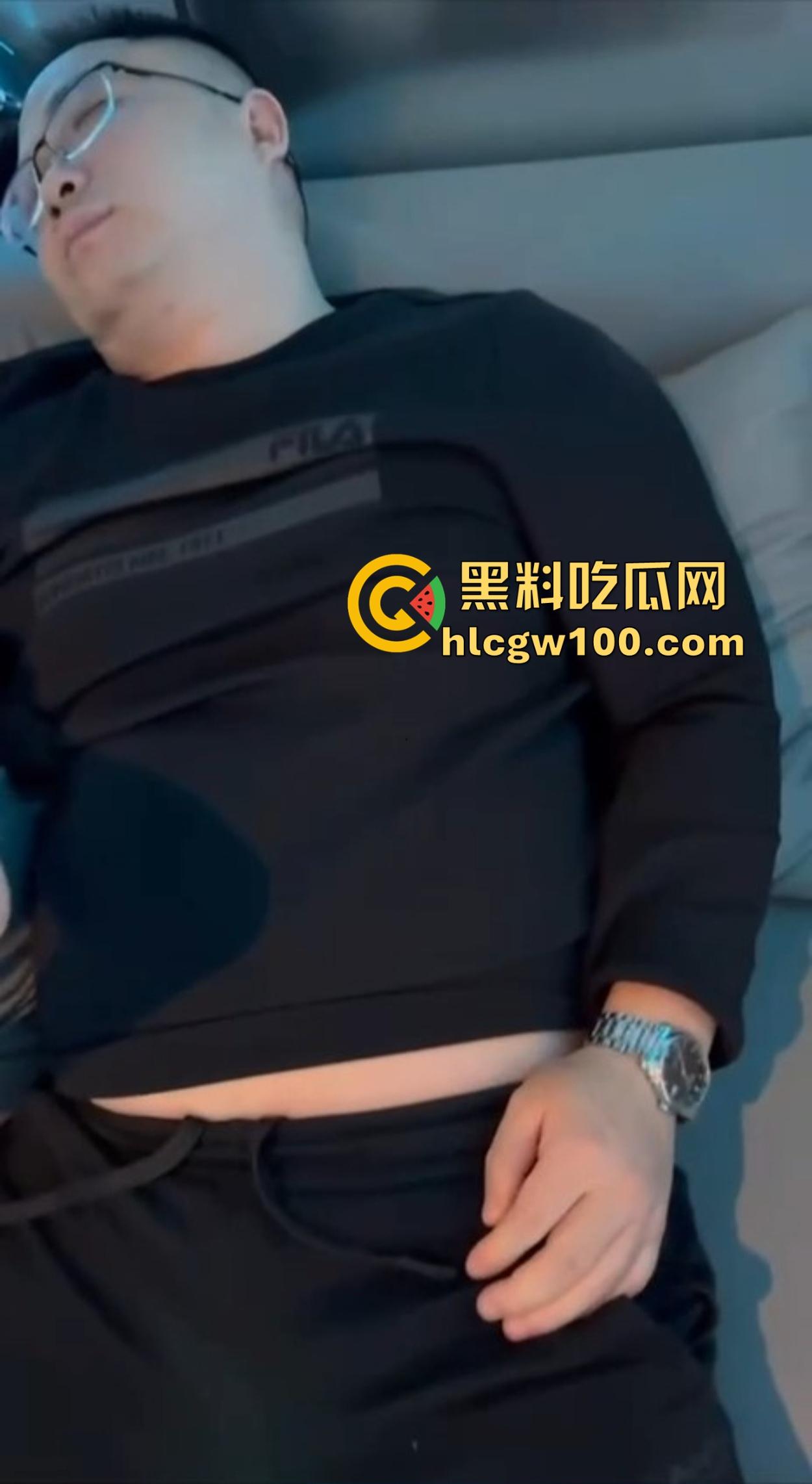 兄弟KTV喝趴睡着，大奶女友骚到直接扒衣看胸，胸贴亮瞎眼，嘴上还叫别弄坏衣服，怪不得把人榨废！-10