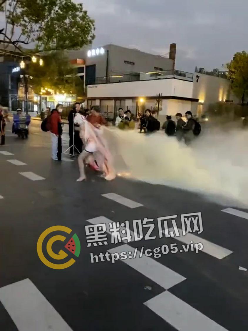 杭州漫展coser燃放仙女棒拍照 被男子拿干粉灭火器怼脸  现场一片恐慌 多视角围观吃瓜-1