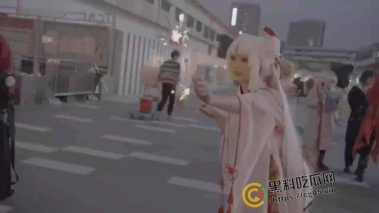 杭州漫展coser燃放仙女棒拍照 被男子拿干粉灭火器怼脸  现场一片恐慌 多视角围观吃瓜-3