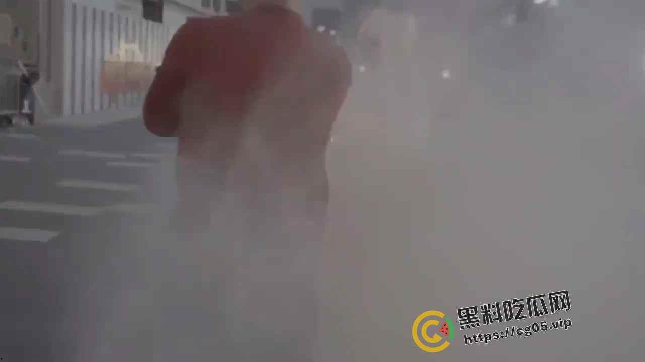 杭州漫展coser燃放仙女棒拍照 被男子拿干粉灭火器怼脸  现场一片恐慌 多视角围观吃瓜-6