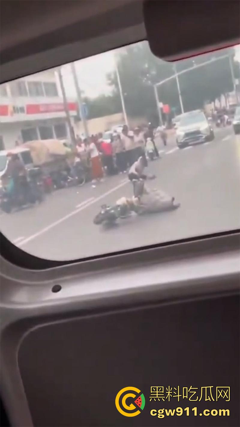 石家庄和平路高架，一男子抢夺了一辆警车，一路连撞数人，最终被多辆警车合力逼停，现场多人受伤。-4