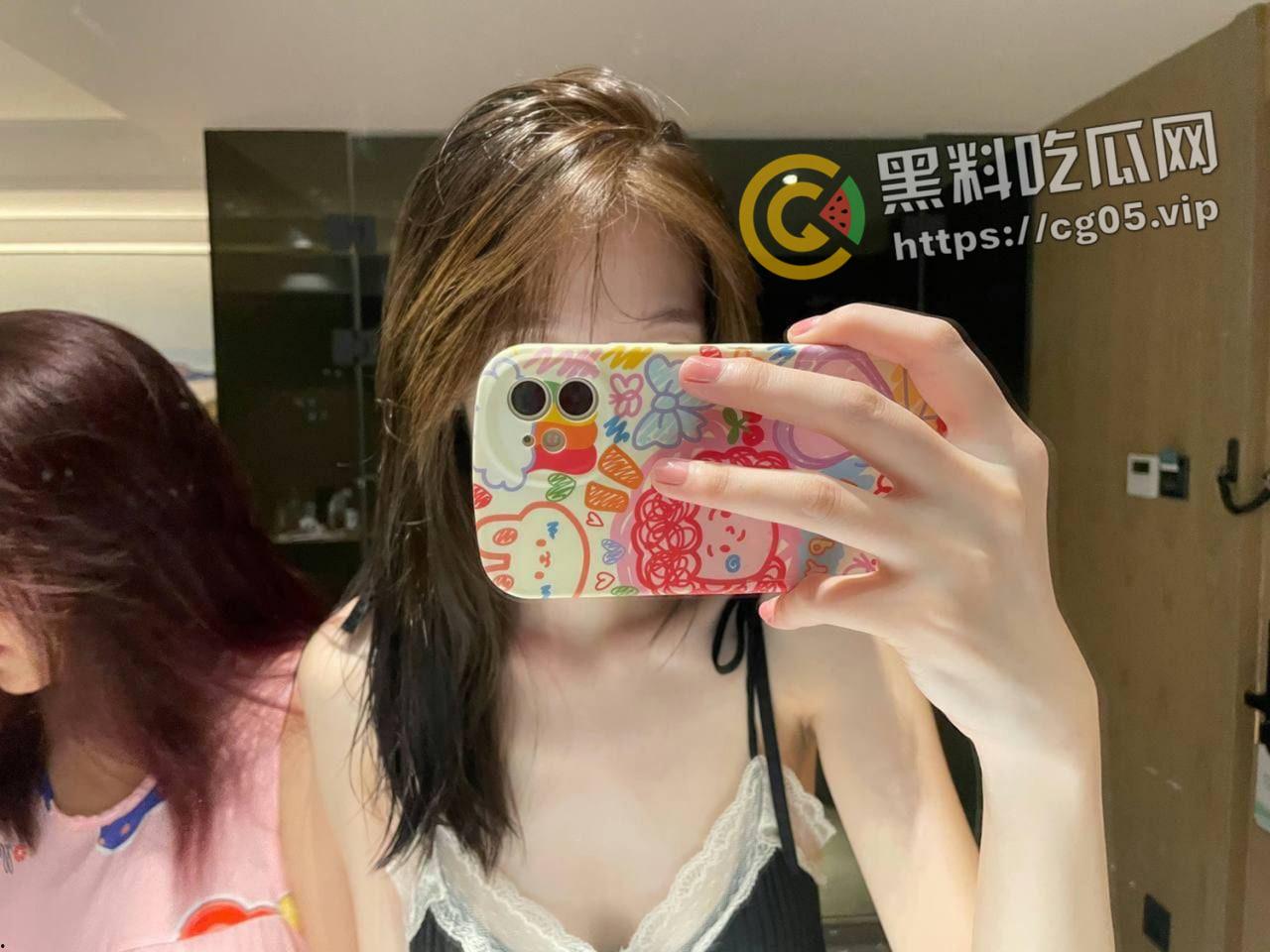 哈尔滨医科大学 【宦雅昕】眼镜妹母狗 口交3p视频曝光 骚东西身材不错 口技超棒-8