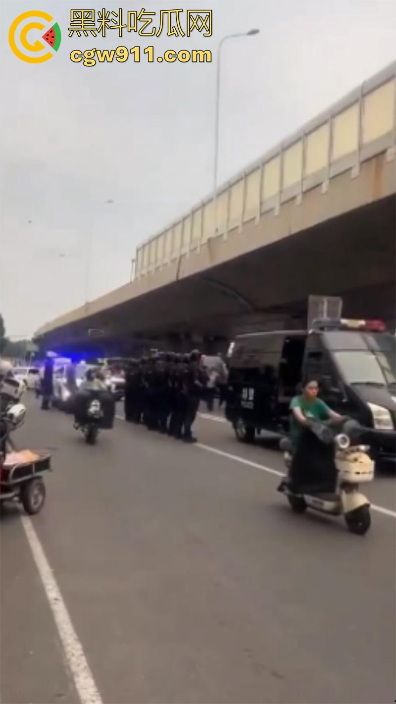 石家庄和平路高架，一男子抢夺了一辆警车，一路连撞数人，最终被多辆警车合力逼停，现场多人受伤。-8