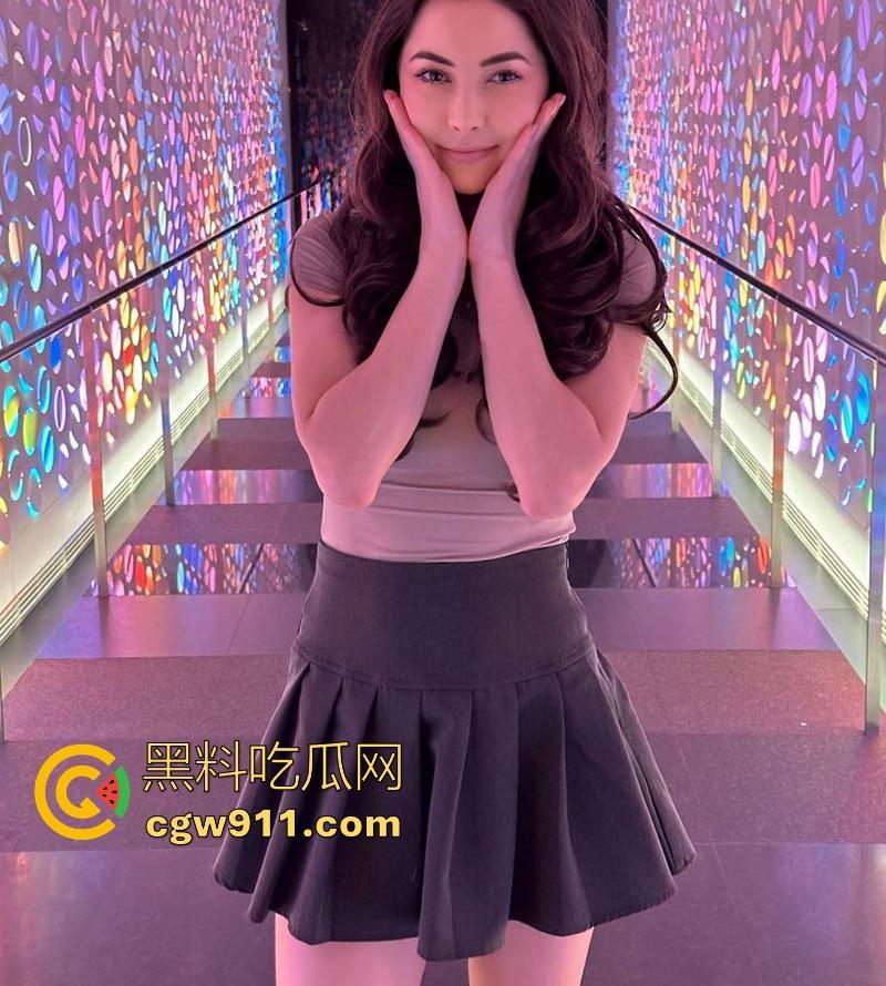 OF性感博主【莫尔肯达尔贝克】最新作品曝光，变身淫荡深喉女王，双飞口交大屌，热精喷射糊满她精致脸蛋！-1