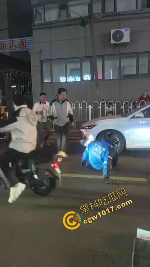 通州暴力事件震惊全城，饿了么专送外卖员突然发难，残忍刺客眼睛，现场混乱，令人毛骨悚然！-5