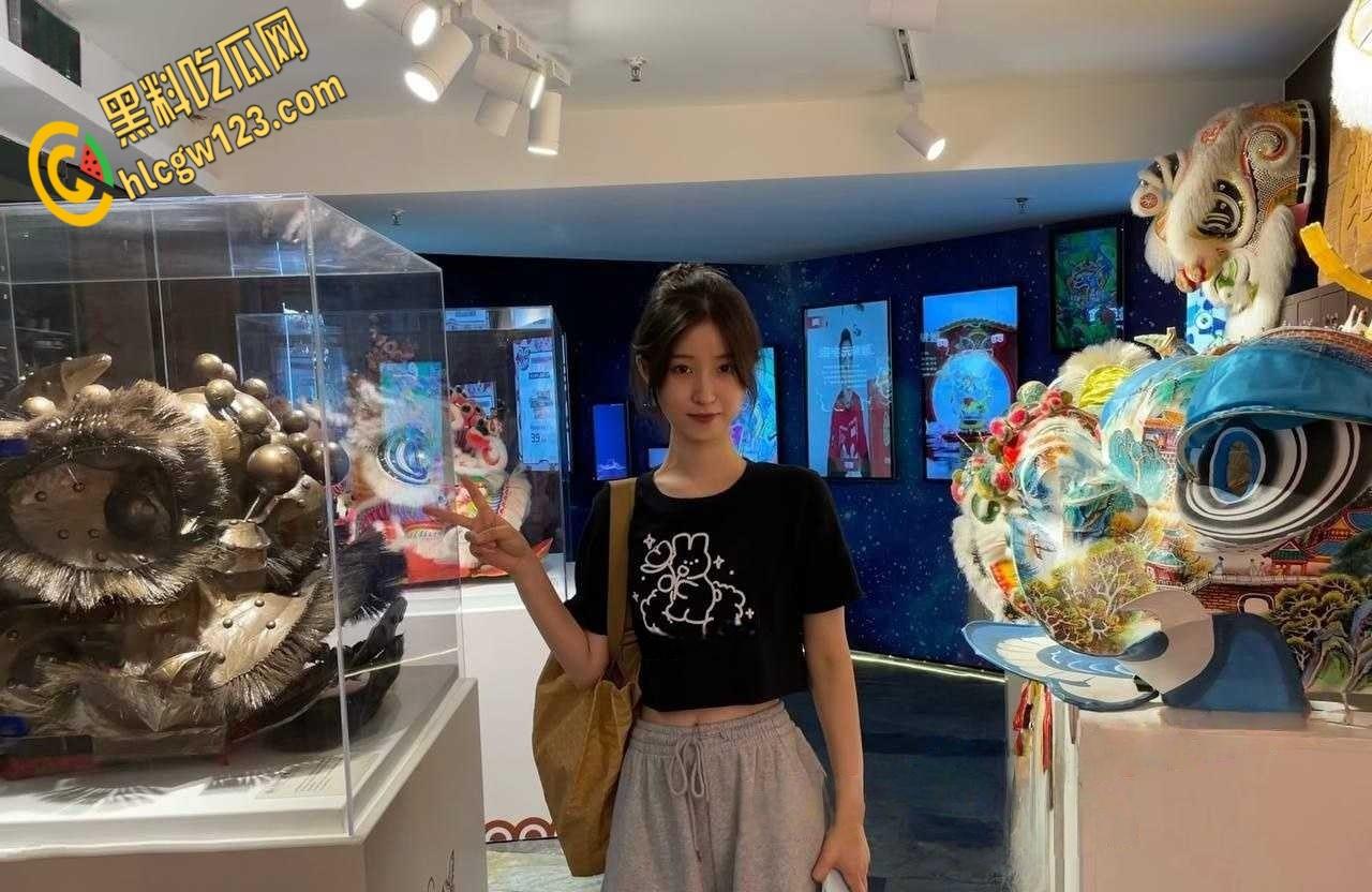 女大学生实习和男友同居，被调教的非常听话，穿着情趣内衣和丝袜摆好姿势等着男友操逼！-4