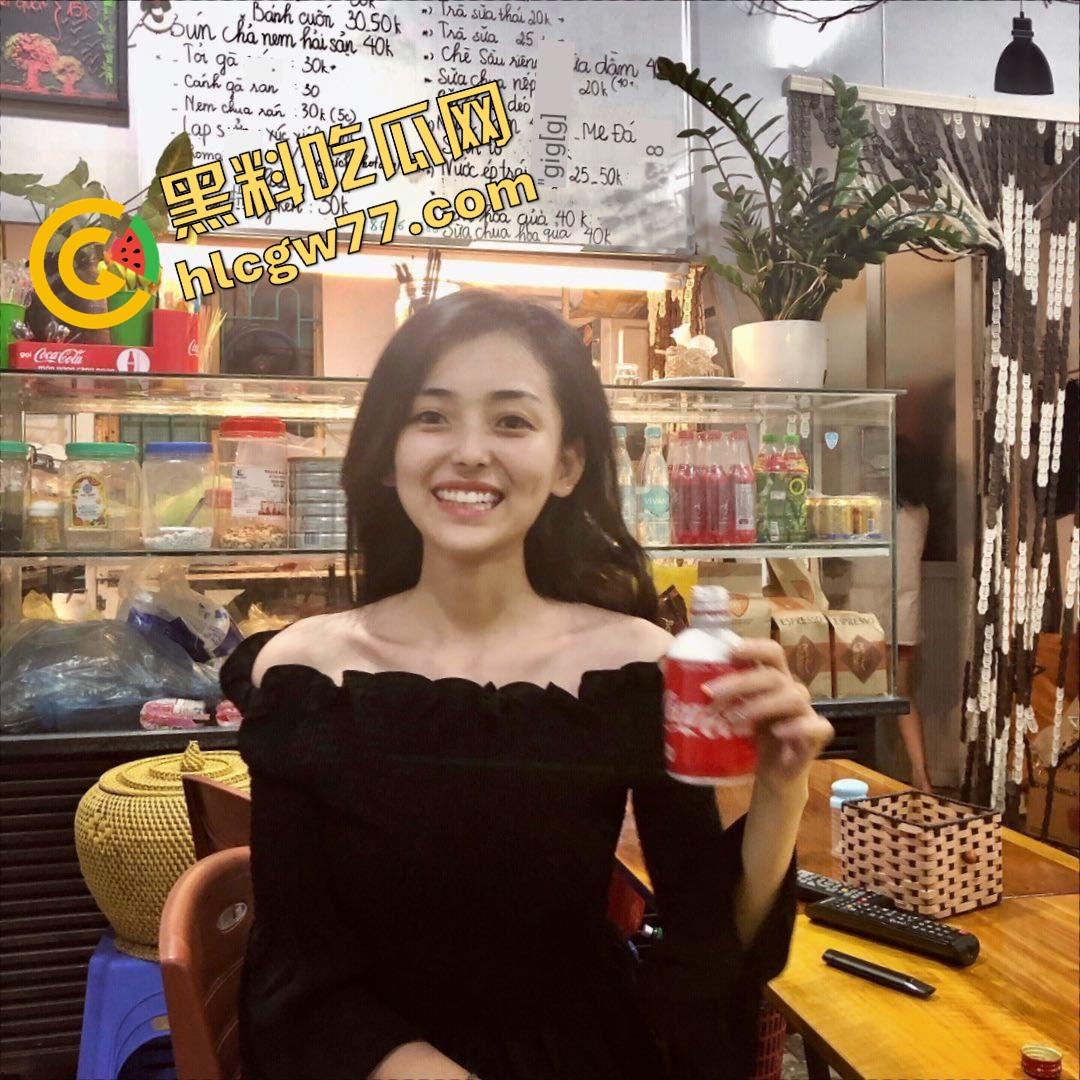 这学姐『沈芹』太TM骚,白天喝拿铁晚上扒着被人操得一滩水,奶头硬得像螺丝钉,后庭都主动送上来!-1