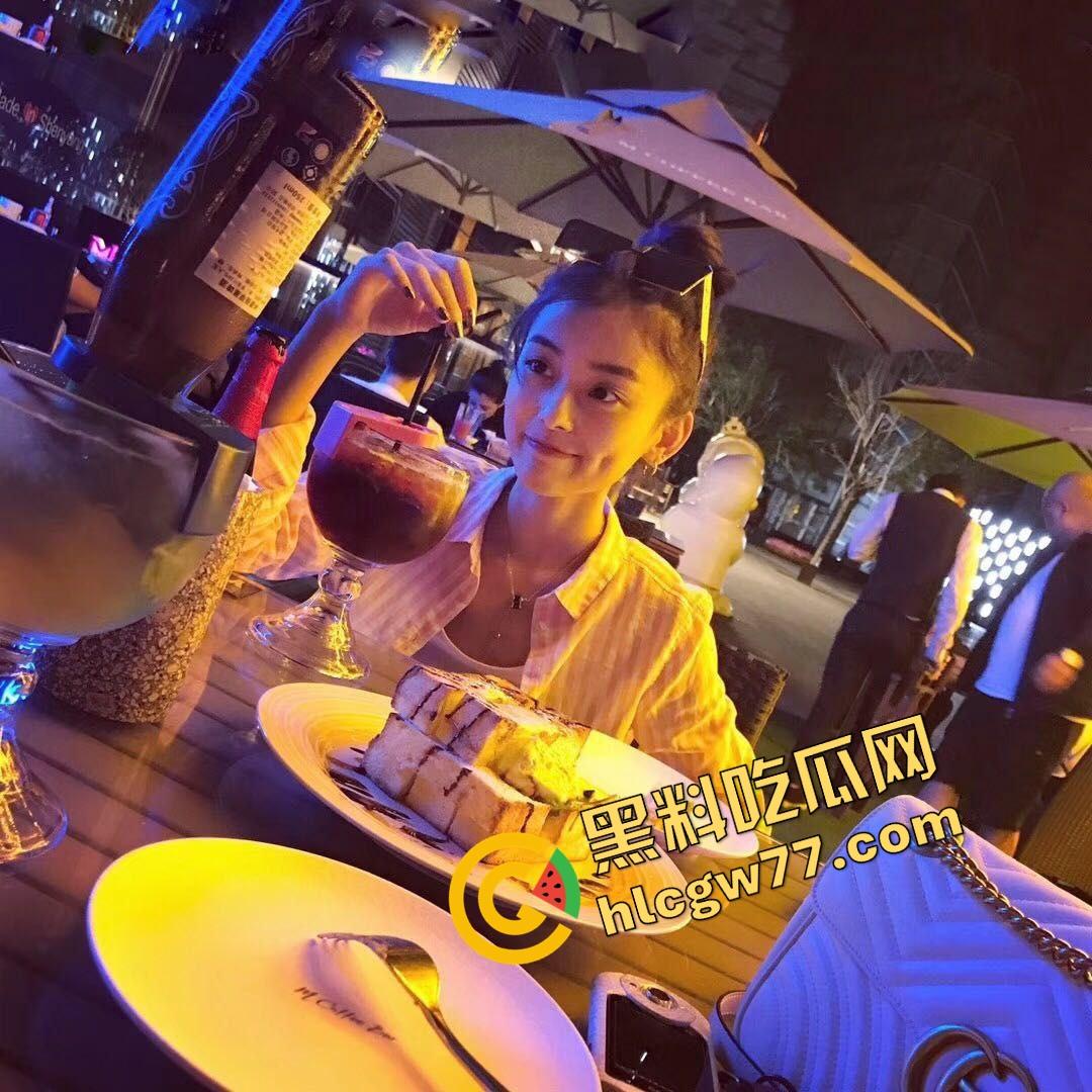 这学姐『沈芹』太TM骚,白天喝拿铁晚上扒着被人操得一滩水,奶头硬得像螺丝钉,后庭都主动送上来!-3