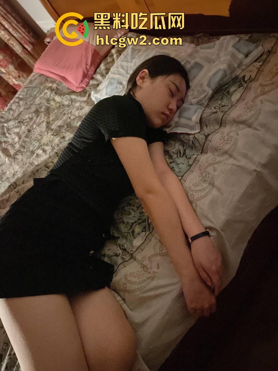 聊了半年撩到空姐开房,结果她睡得跟死了一样!喝高了还是被下药?粉丝爆料细思极恐!-4