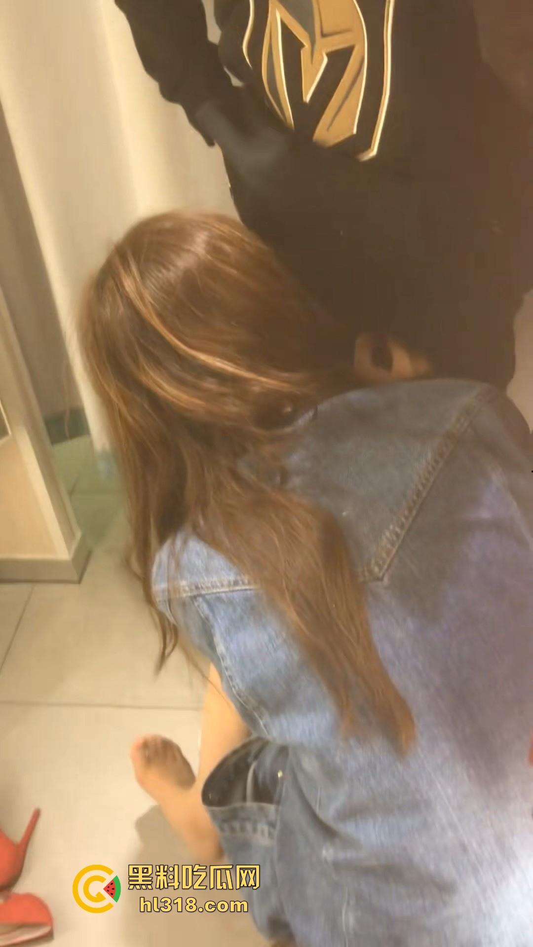 商场试衣间再现口交性爱，肉丝美女露脸深情舔屌，疯狂展示精湛口技榨精，娇喘淫靡销魂！-5