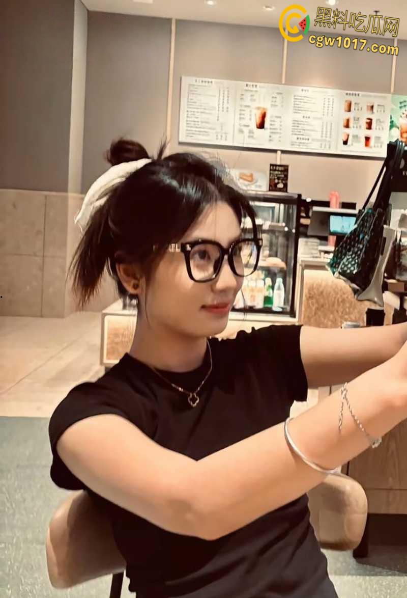 莆田青涩少女【张雨涵】遭男友蒙骗拍淫片，羞涩露奶玩自拍，穿粉裙白丝挨操只敢低声娇喘，淫性有待开发啊！-2