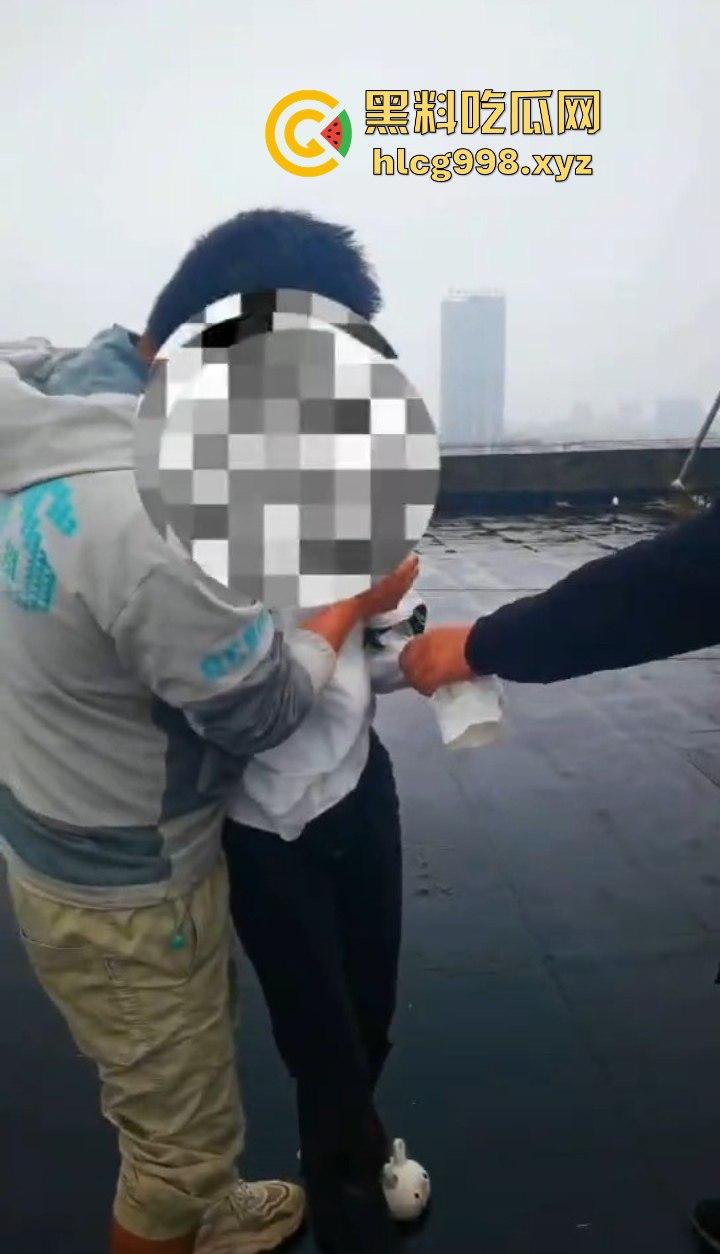 大哥临危不乱，消防队还在路上，徒手拯救跳楼女孩，你是哪里来的神仙！-7