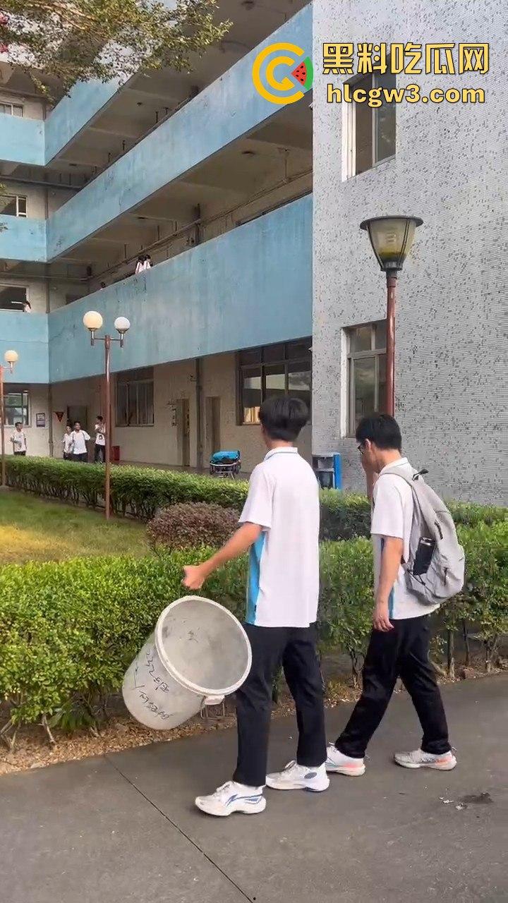 顺德梁球锯职业学校学生跳河自杀，校方没收手机逼出人命！母亲校门口哭到休克，学校冷血旁观！-6