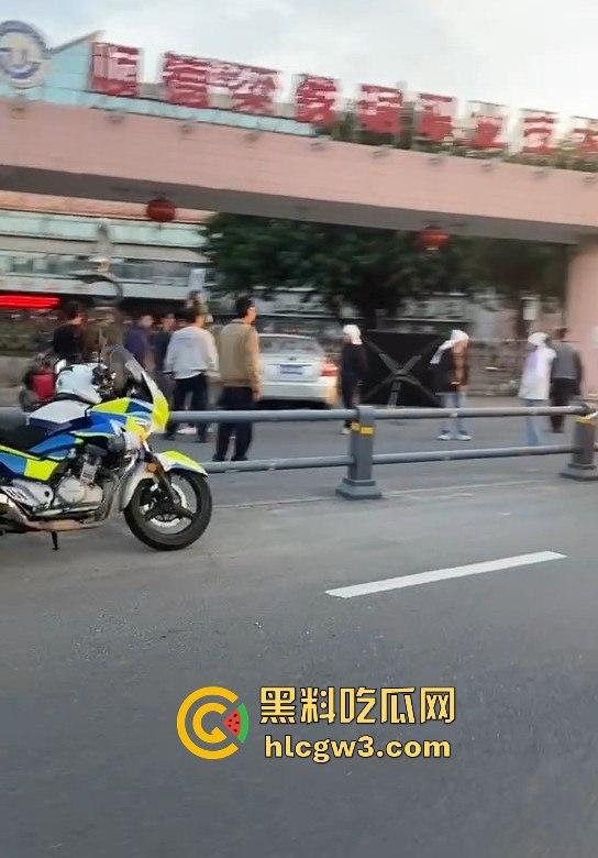 顺德梁球锯职业学校学生跳河自杀，校方没收手机逼出人命！母亲校门口哭到休克，学校冷血旁观！-10