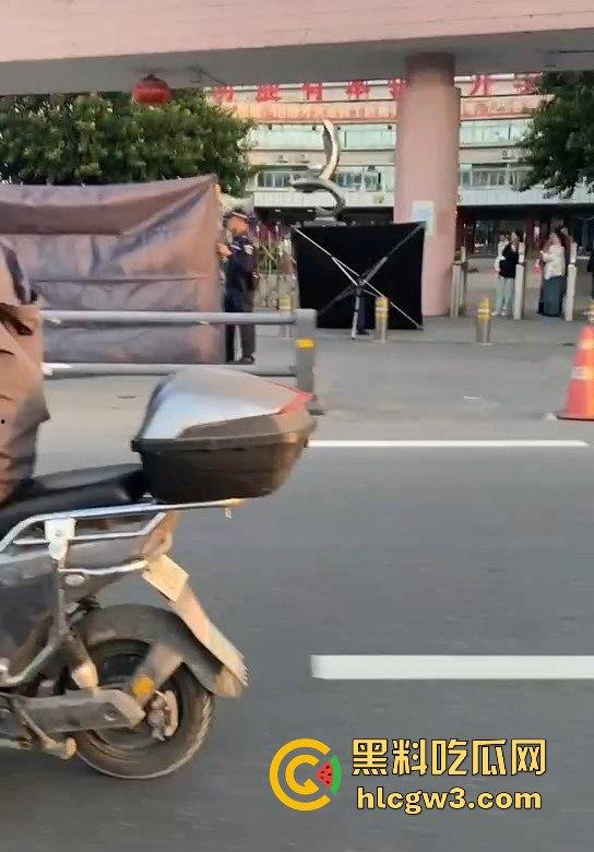 顺德梁球锯职业学校学生跳河自杀，校方没收手机逼出人命！母亲校门口哭到休克，学校冷血旁观！-11